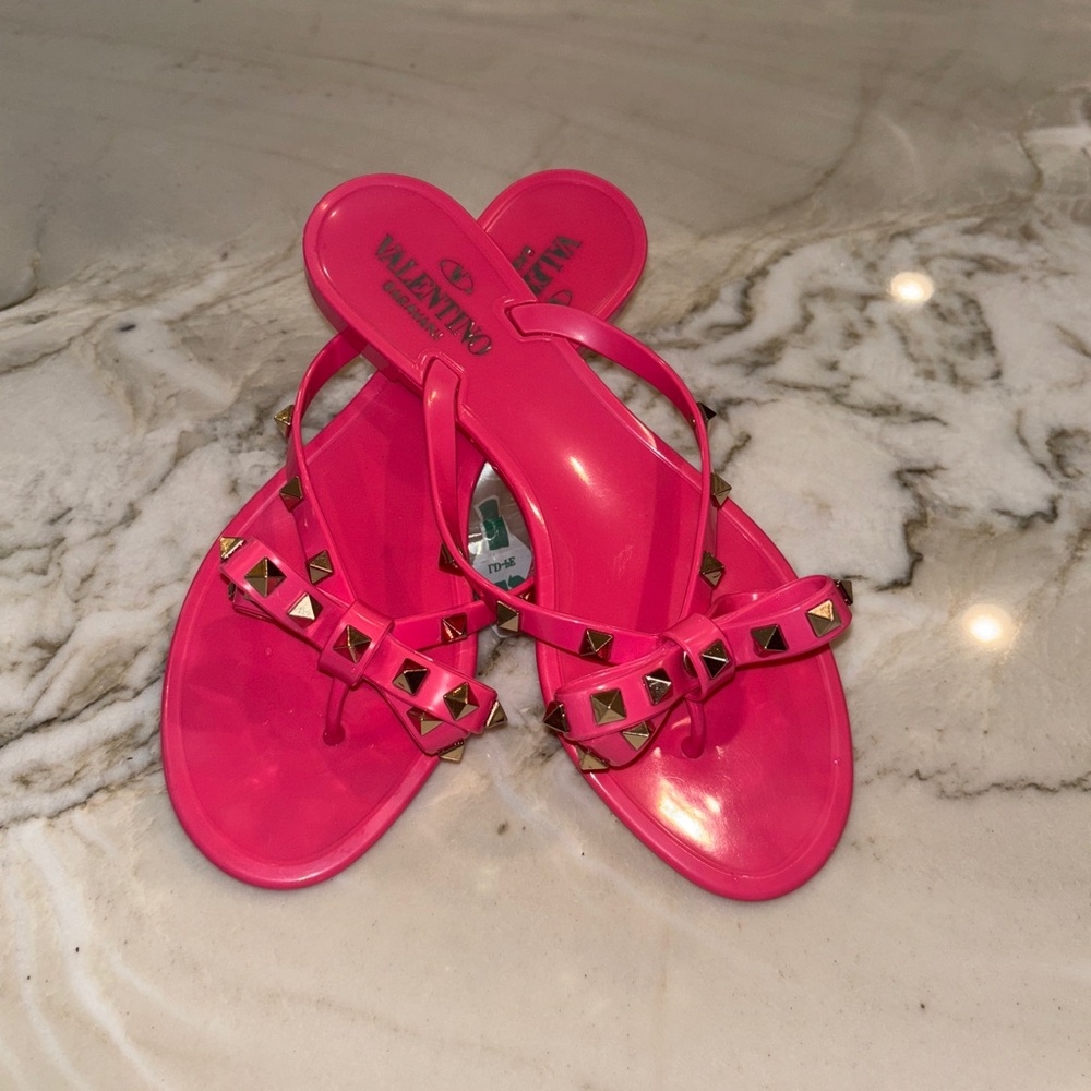 Valentino Garavani PVC Rockstud Bow Jelly Thong Sandals | Pink |